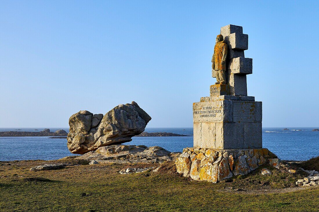 Frankreich, Finistere, Iroise Meer, Iles du Ponant, Parc Naturel Regional d'Armorique (Regionaler Naturpark Armorica), Ile de Sein, mit der Bezeichnung Les Plus Beaux de France (Das schönste Dorf Frankreichs) (Luftaufnahme)