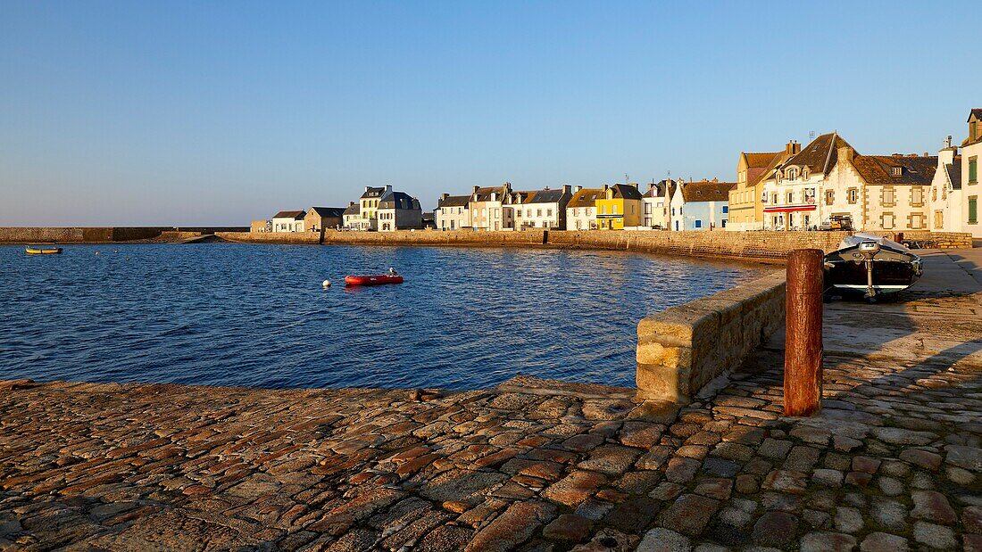 Frankreich, Finistere, Iroise Meer, Iles du Ponant, Parc Naturel Regional d'Armorique (Regionaler Naturpark Armorica), Ile de Sein, mit der Bezeichnung Les Plus Beaux de France (Das schönste Dorf Frankreichs) (Luftaufnahme)