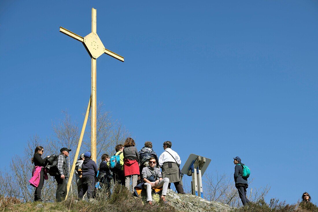 Frankreich, Haute Saone, Plancher les Mines, Bergbaugebiet Laurier, das Cholera-Kreuz, Wanderer