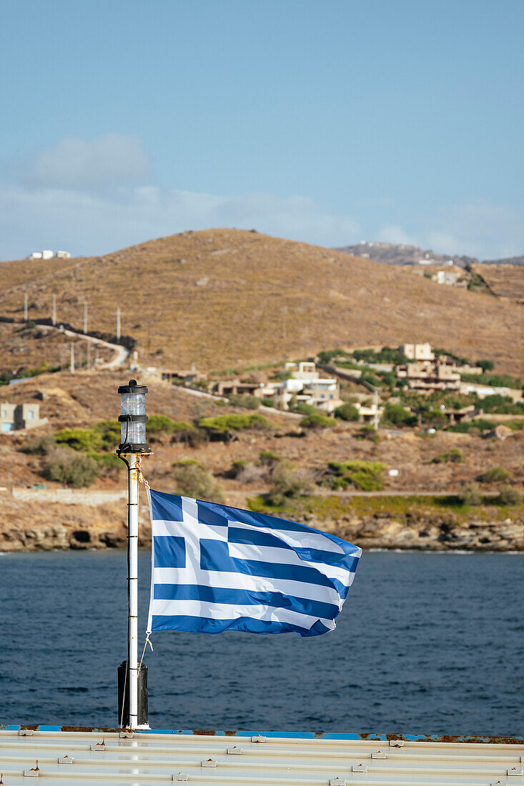 Flagge von Griechenland auf Fähre, Insel Kea, Kykladen, Griechische Inseln, Griechenland, Europa
