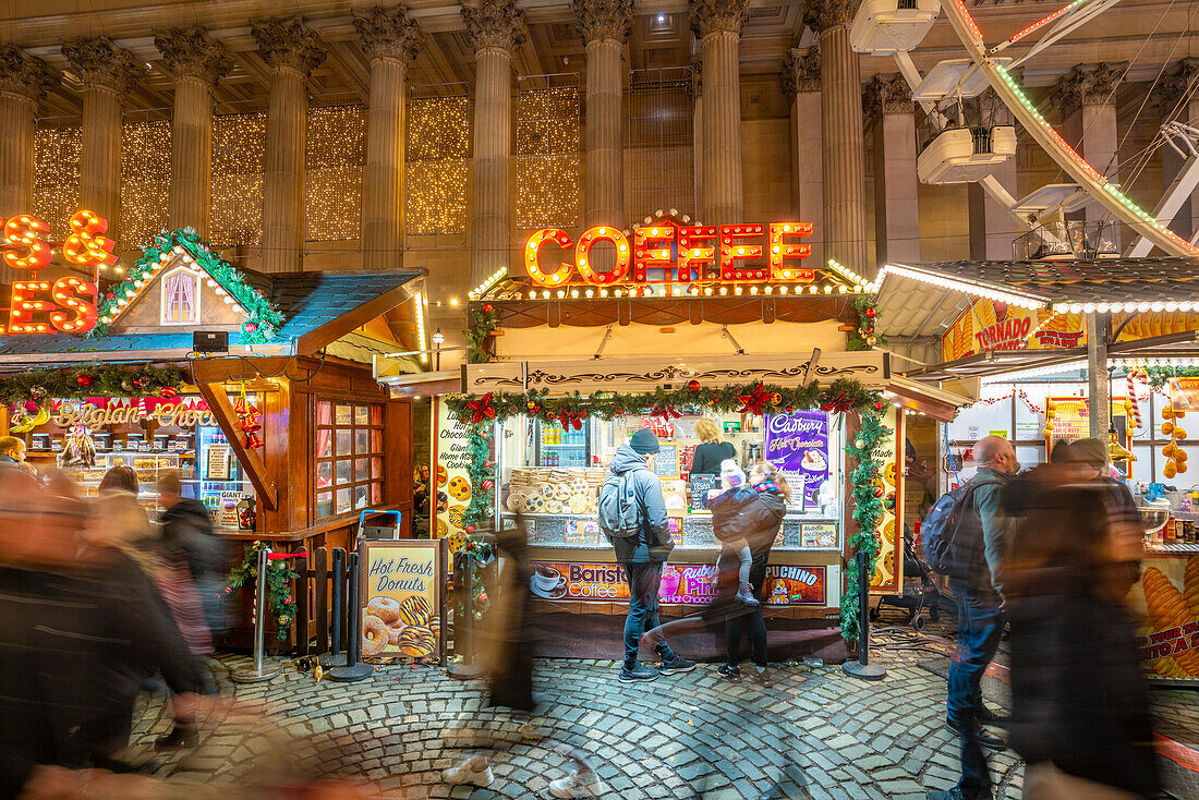 Ansicht eines Kaffeestandes auf dem Weihnachtsmarkt und der St. Georges Hall, Liverpool City Centre, Liverpool, Merseyside, England, Vereinigtes Königreich, Europa