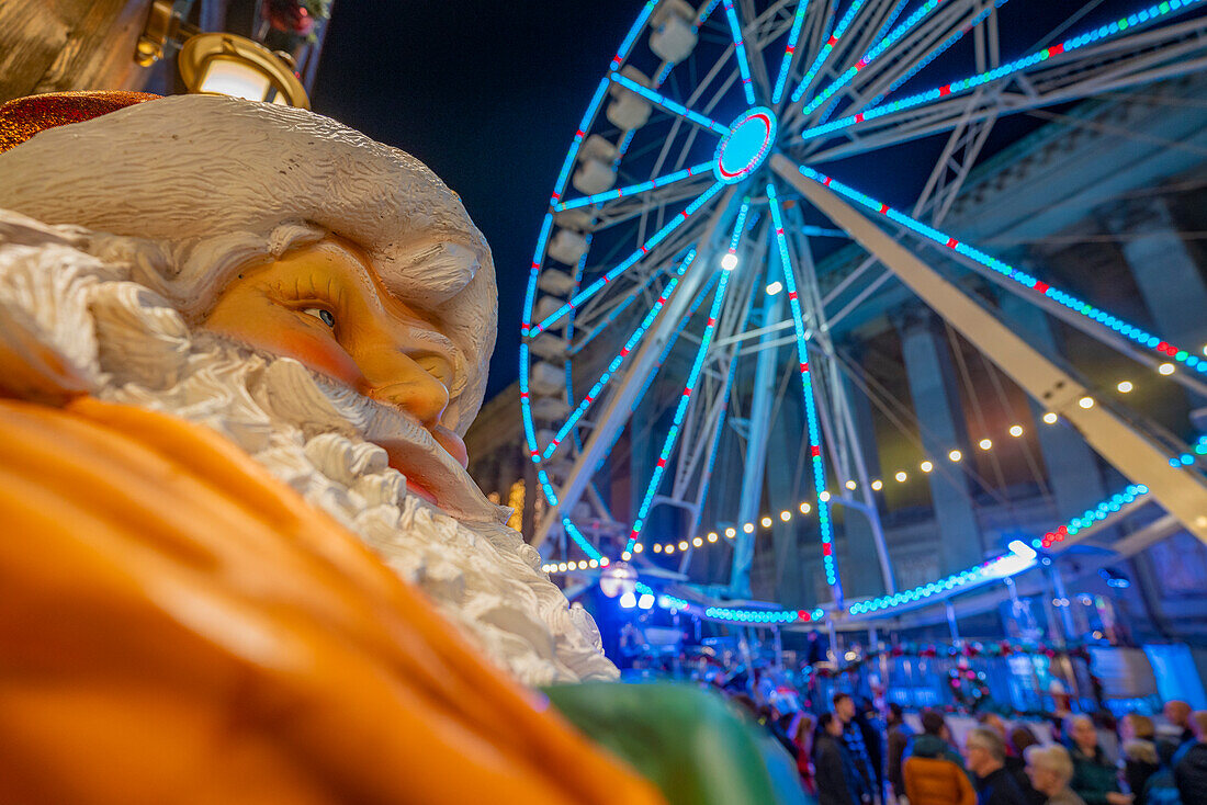 View of ferris wheel and Christmas Market, St. Georges Hall, Liverpool City Centre, Liverpool, Merseyside, England, United Kingdom, Europe