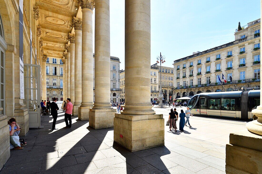 Frankreich, Gironde, Bordeaux, zum Weltkulturerbe gehörendes Gebiet, le Triangle d'Or, Stadtteil Quinconces, Place de la Comédie, die Nationaloper von Bordeaux oder Grand Theatre, erbaut vom Architekten Victor Louis von 1773 bis 1780