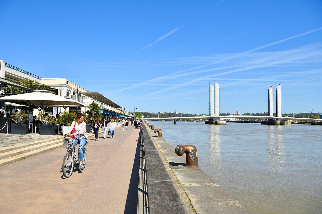 Frankreich, Gironde, Bordeaux, von der UNESCO zum Weltkulturerbe erklärtes Gebiet, Kai in Bordeaux am Ufer der Garonne, Bacalan-Kai, Chaban-Delmas-Brücke von den Architekten Charles Lavigne, Thomas Lavigne und Christophe Cheron