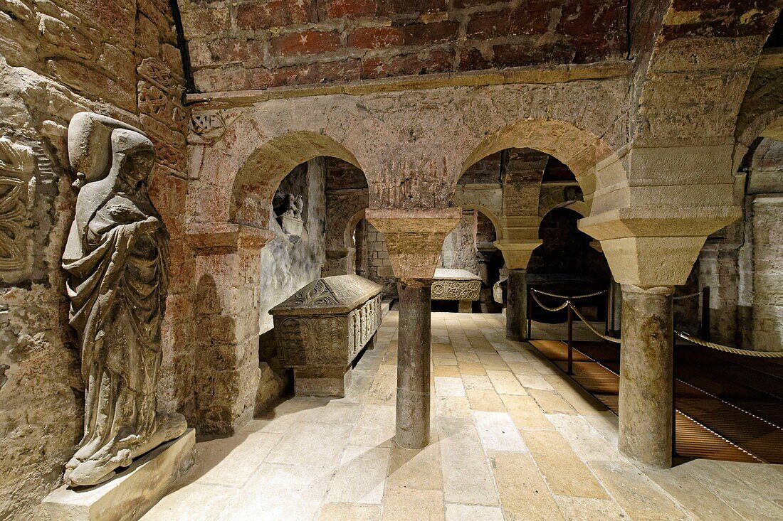 Frankreich, Gironde, Bordeaux, von der UNESCO zum Weltkulturerbe erklärt, Place des Martyrs de la Resistance, Basilika Saint Seurin aus dem 11. Jahrhundert, archäologische Überreste, Krypta mit gallo-römischen Grabkammern, Sarkophage aus dem 4.