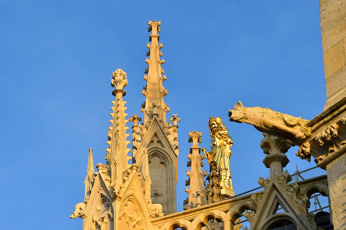 Frankreich, Gironde, Bordeaux, von der UNESCO zum Weltkulturerbe erklärtes Gebiet, Rathausviertel, Platz Pey Berland, Kathedrale Saint Andre und Statue von Notre dame d'Aquitaine an der Spitze des Turms Pey Berland