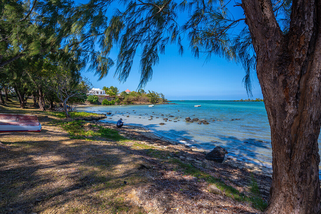 Blick auf den Strand Anse La Raie und den türkisfarbenen Indischen Ozean an einem sonnigen Tag, Mauritius, Indischer Ozean, Afrika