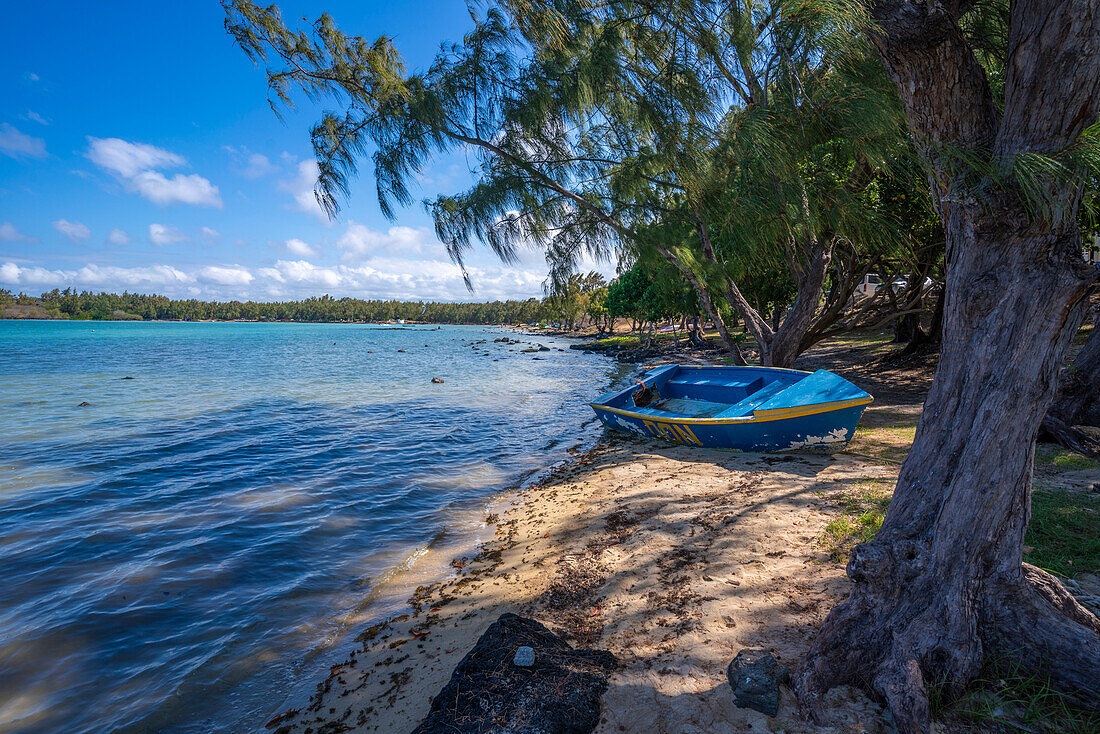 View of Anse La Raie Beach and turquoise Indian Ocean on sunny day, Mauritius, Indian Ocean, Africa