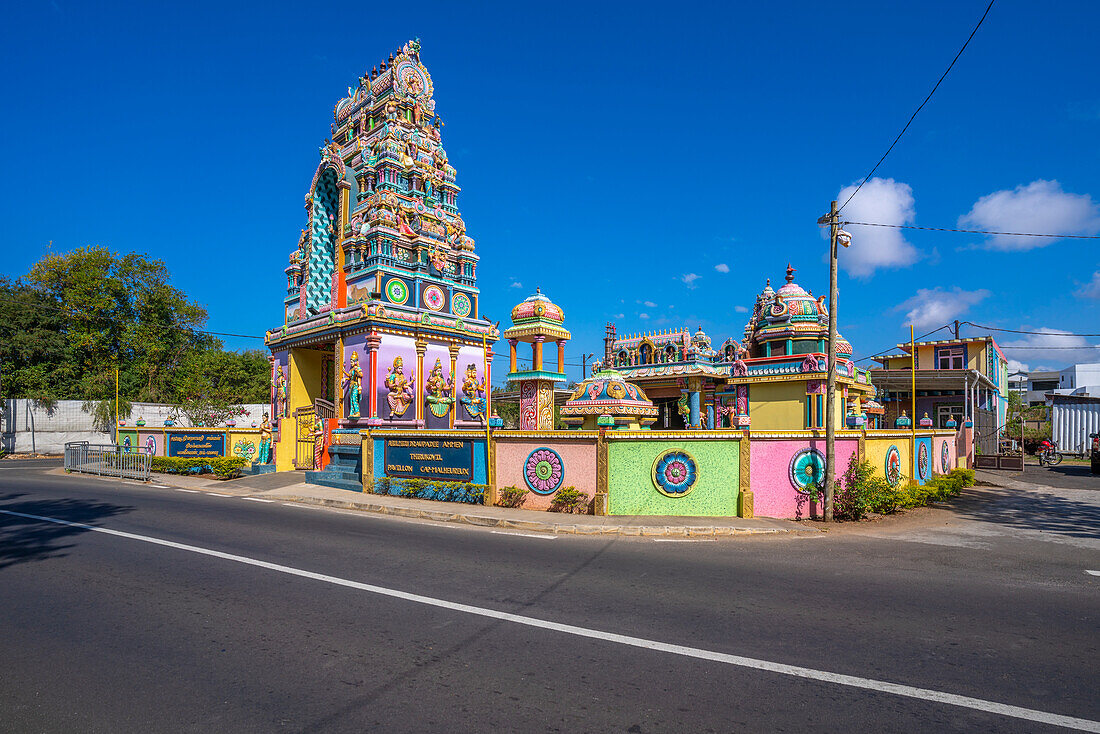 Blick auf den Sri Draubadi Ammen Hindu-Tempel an einem sonnigen Tag, Mauritius, Indischer Ozean, Afrika