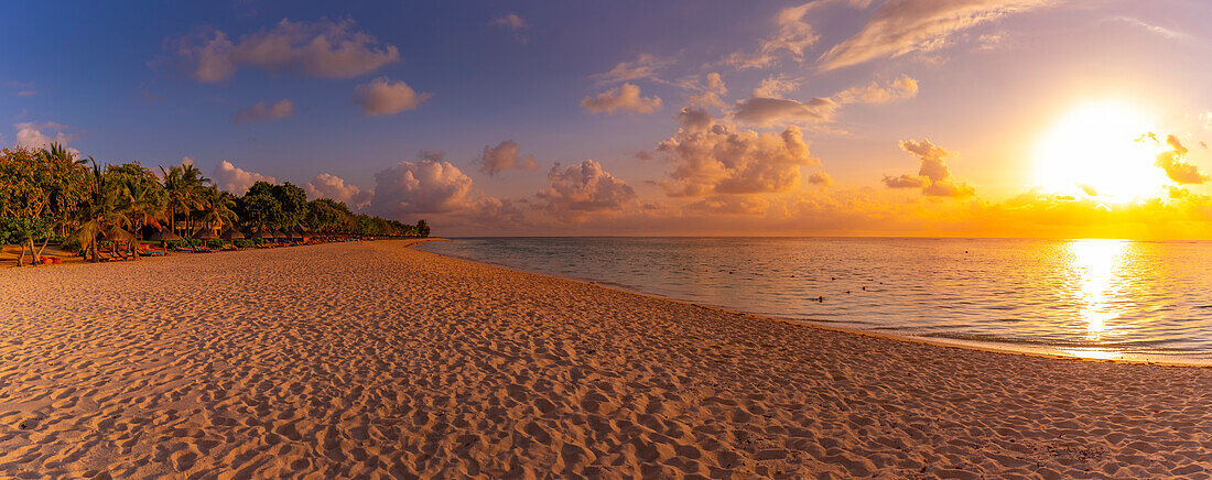 Blick auf den öffentlichen Strand von Le Morne bei Sonnenuntergang, Le Morne, Bezirk Riviere Noire, Mauritius, Indischer Ozean, Afrika