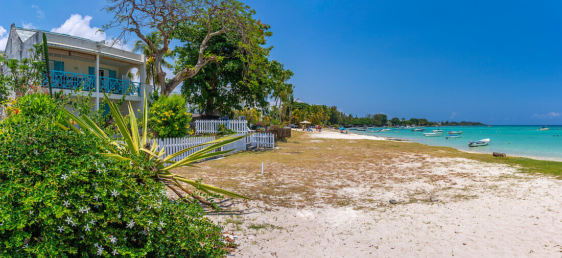 Blick auf den Strand von Trou-aux-Biches und den türkisfarbenen Indischen Ozean an einem sonnigen Tag, Trou-aux-Biches, Mauritius, Indischer Ozean, Afrika