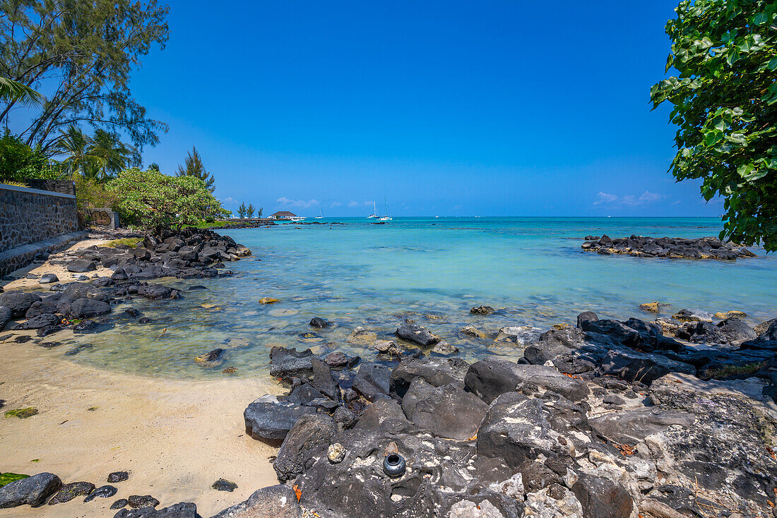 Blick auf den Mont Choisy Beach und den türkisfarbenen Indischen Ozean an einem sonnigen Tag, Mauritius, Indischer Ozean, Afrika