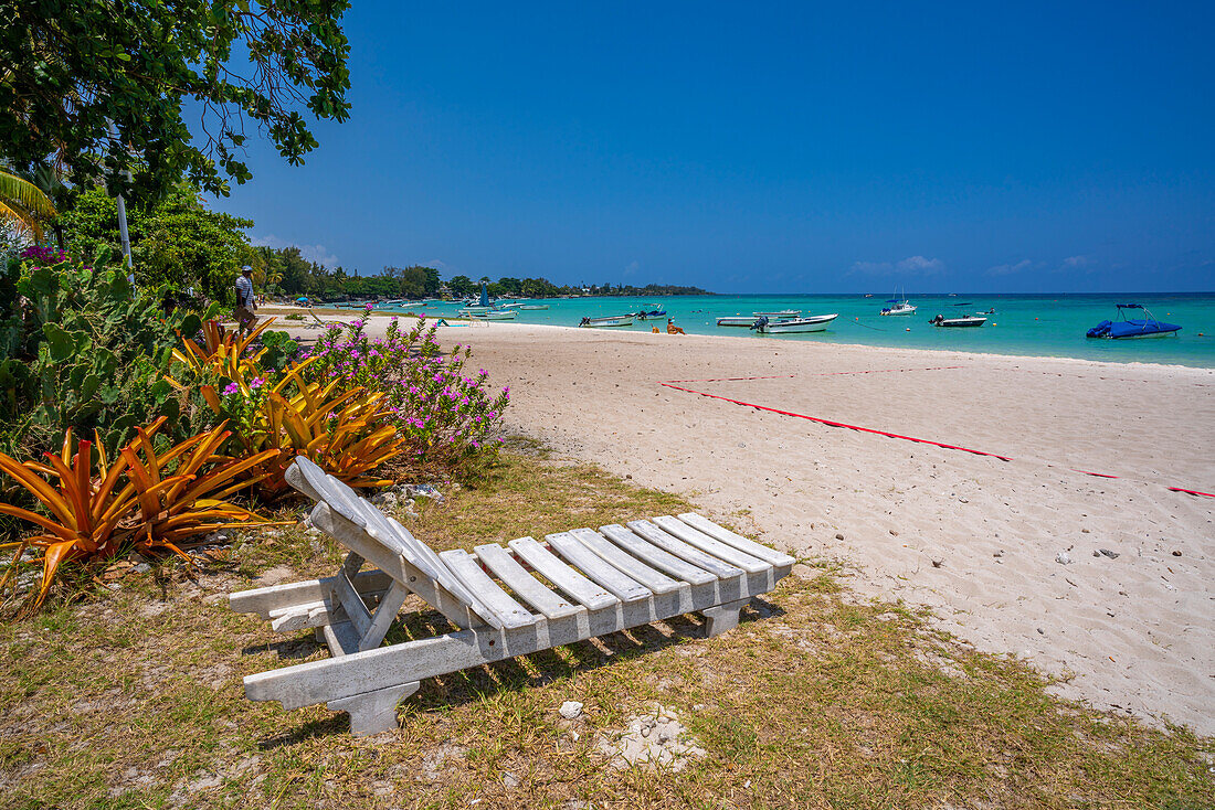 Blick auf den Strand von Trou-aux-Biches und den türkisfarbenen Indischen Ozean an einem sonnigen Tag, Trou-aux-Biches, Mauritius, Indischer Ozean, Afrika