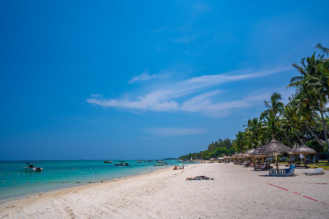 Blick auf den Strand von Trou-aux-Biches und den türkisfarbenen Indischen Ozean an einem sonnigen Tag, Trou-aux-Biches, Mauritius, Indischer Ozean, Afrika