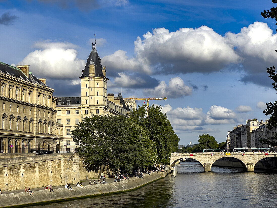 Bank of the River Seine, Ile de la Cite, and Palais de Justice, Paris, France, Europe