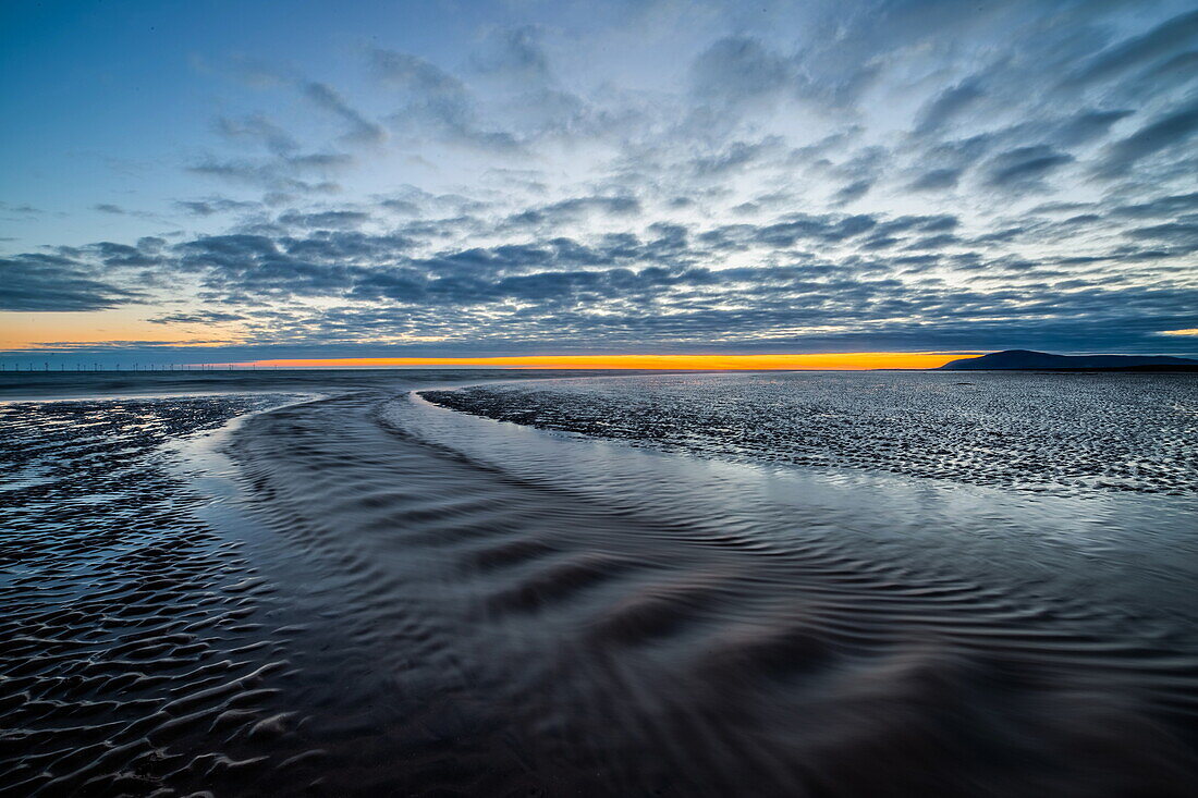 Blick bei Sonnenuntergang von Sandy Gap, Walney Island, auf die ferne Irische See und Black Combe, Walney Island, Lancashire, England, Vereinigtes Königreich, Europa