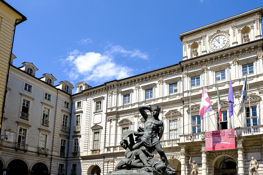 Blick auf die Piazza Palazzo di Citta, ein zentraler Platz, der an der Stelle der antiken römischen Stadt errichtet wurde, und Standort des Palazzo Civico, Turin, Piemont, Italien, Europa