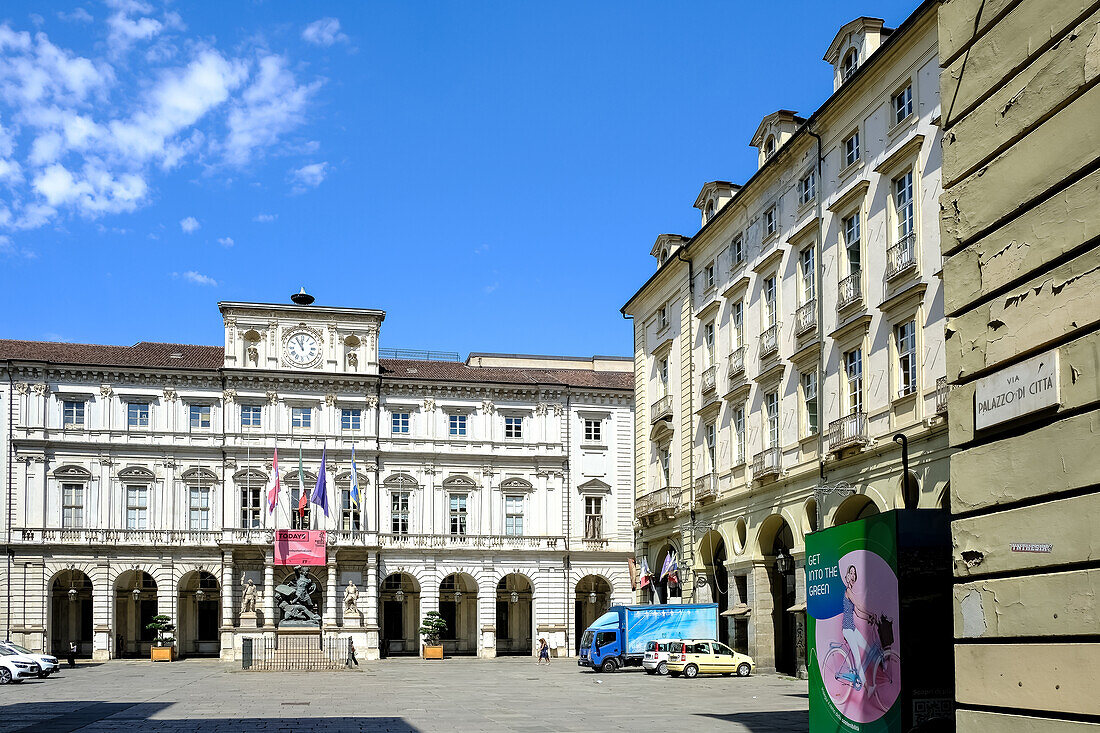 Blick auf die Piazza Palazzo di Citta, ein zentraler Platz, der an der Stelle der antiken römischen Stadt errichtet wurde, und Standort des Palazzo Civico, Turin, Piemont, Italien, Europa