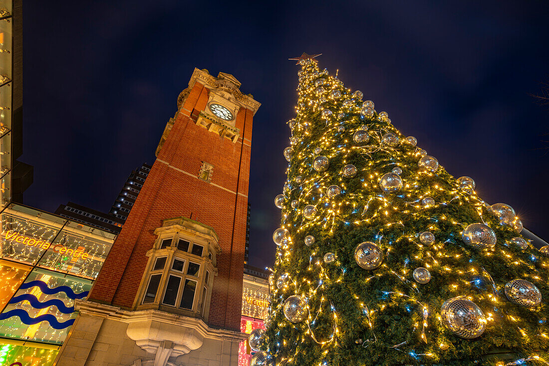 Blick auf den Uhrenturm der Victoria Station und den Weihnachtsbaum in der Abenddämmerung, Nottingham, Nottinghamshire, England, Vereinigtes Königreich, Europa