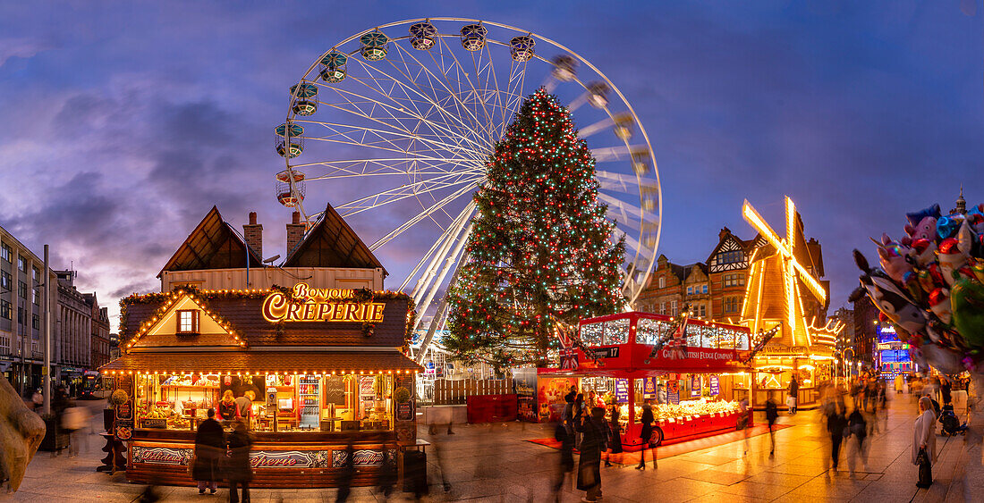 Blick auf Riesenrad und Weihnachtsmarkt auf dem Old Market Square in der Abenddämmerung, Nottingham, Nottinghamshire, England, Vereinigtes Königreich, Europa