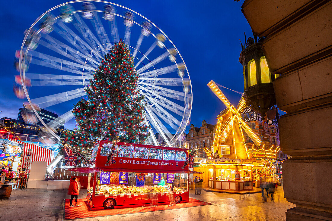 Blick auf Riesenrad und Weihnachtsmarkt auf dem Old Market Square in der Abenddämmerung, Nottingham, Nottinghamshire, England, Vereinigtes Königreich, Europa