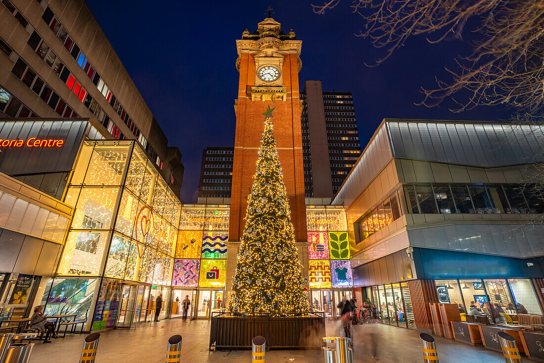 Blick auf den Uhrenturm der Victoria Station und den Weihnachtsbaum in der Abenddämmerung, Nottingham, Nottinghamshire, England, Vereinigtes Königreich, Europa