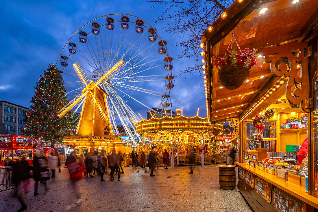 Blick auf Riesenrad und Weihnachtsmarkt auf dem Old Market Square in der Abenddämmerung, Nottingham, Nottinghamshire, England, Vereinigtes Königreich, Europa