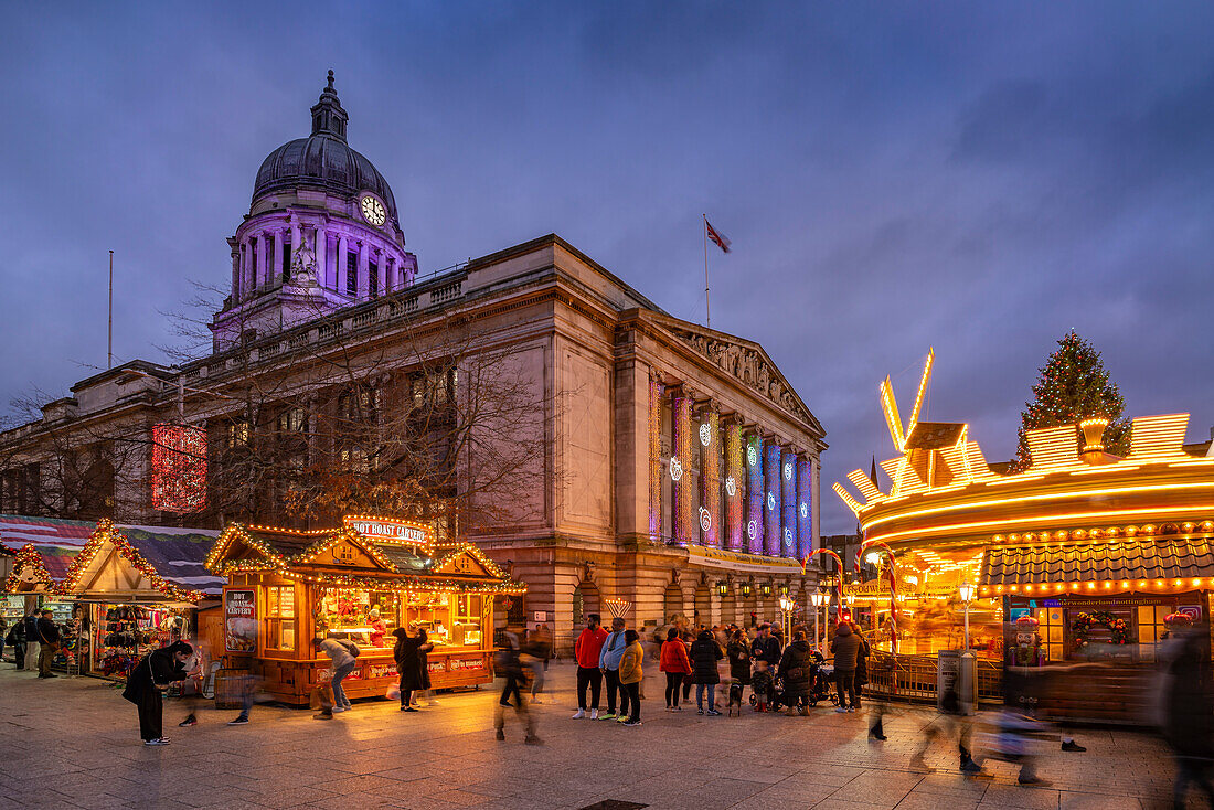 Blick auf das Rathaus und den Weihnachtsmarkt auf dem Old Market Square in der Abenddämmerung, Nottingham, Nottinghamshire, England, Vereinigtes Königreich, Europa