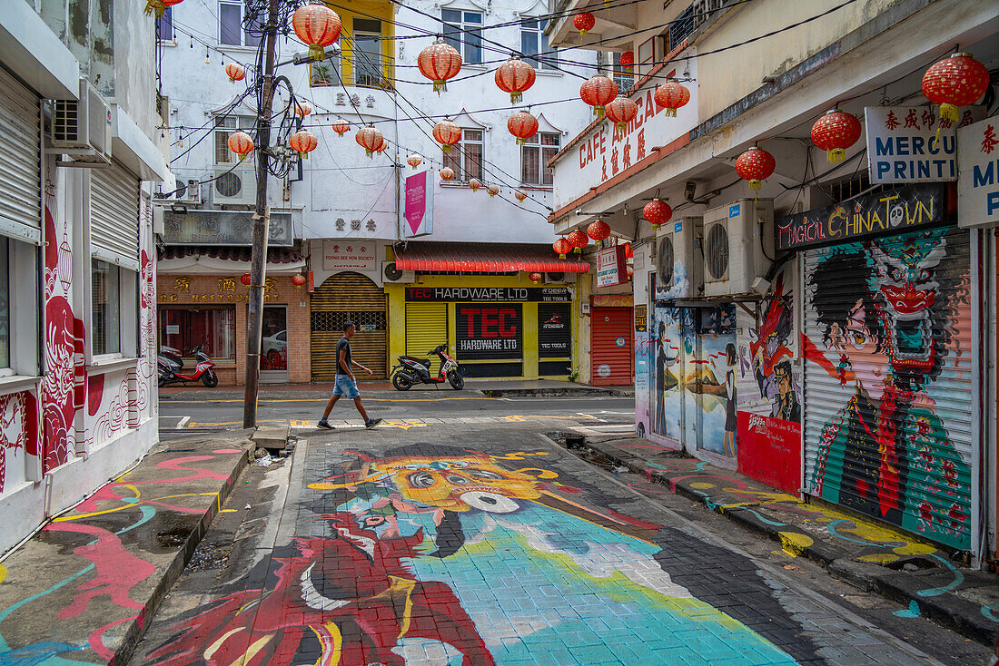 Blick auf eine bunte Straße in Chinatown, Port Louis, Mauritius, Indischer Ozean, Afrika