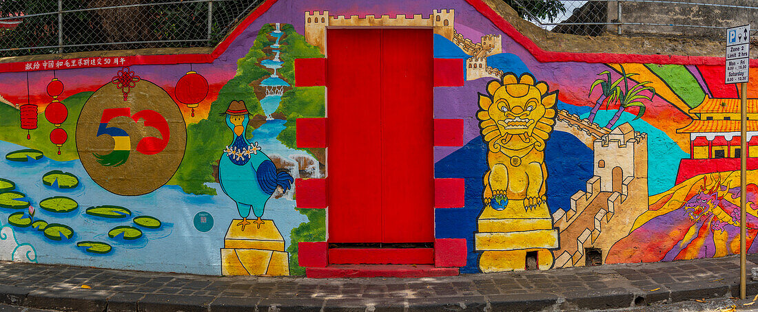 Blick auf Wandkunst in der chinesischen Botschaft, Chinatown, Port Louis, Mauritius, Indischer Ozean, Afrika