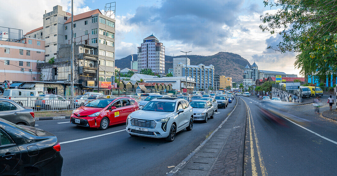 Blick auf Gebäude und Verkehr in Port Louis, Port Louis, Mauritius, Indischer Ozean, Afrika