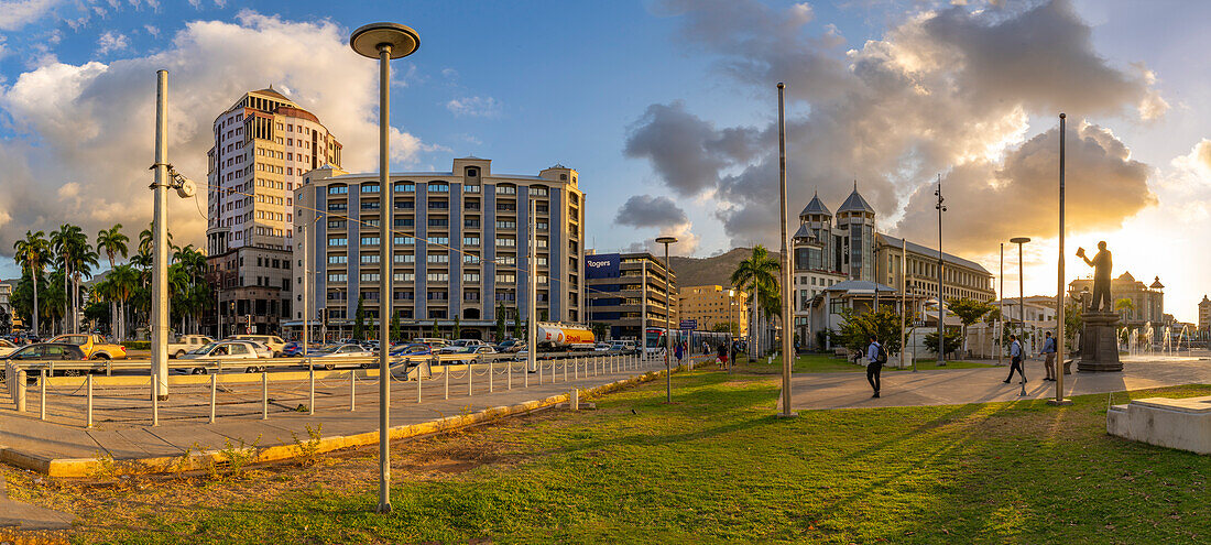 Blick auf eine Statue in der Caudan Waterfront in Port Louis, Port Louis, Mauritius, Indischer Ozean, Afrika