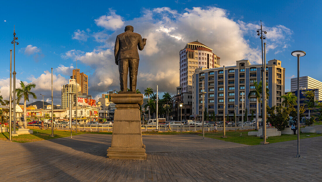 Blick auf eine Statue in der Caudan Waterfront in Port Louis, Port Louis, Mauritius, Indischer Ozean, Afrika