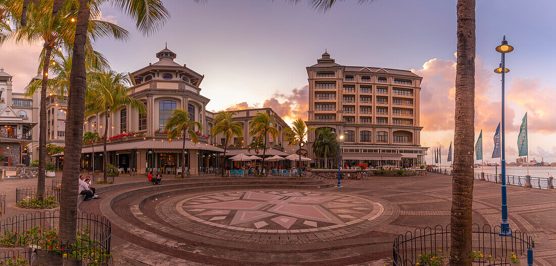 Blick auf den Place du Caudan in der Caudan Waterfront in Port Louis bei Sonnenuntergang, Port Louis, Mauritius, Indischer Ozean, Afrika