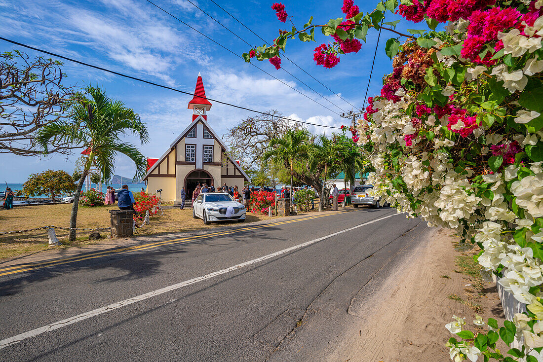 Blick auf Notre-Dame Auxiliatrice de Cap Malheureux, Cap Malheureux, Mauritius, Indischer Ozean, Afrika