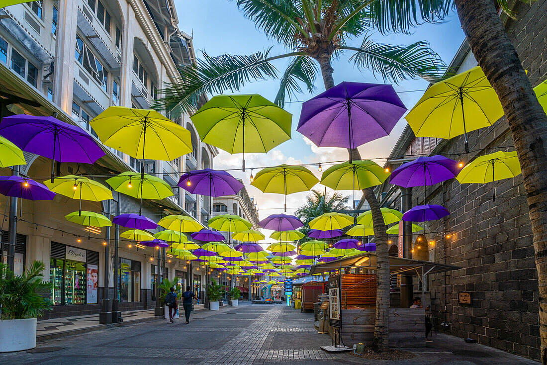 Blick auf den Umbrella Square an der Caudan Waterfront in Port Louis bei Sonnenuntergang, Port Louis, Mauritius, Indischer Ozean, Afrika