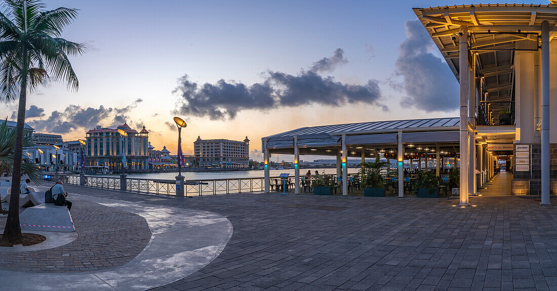 Blick auf die Caudan Waterfront in Port Louis in der Abenddämmerung, Port Louis, Mauritius, Indischer Ozean, Afrika