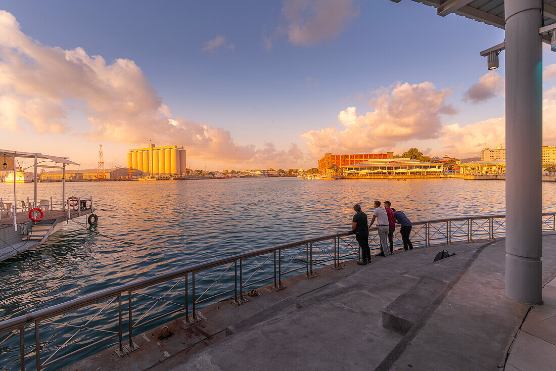 Blick auf die Caudan Waterfront in Port Louis bei Sonnenuntergang, Port Louis, Mauritius, Indischer Ozean, Afrika