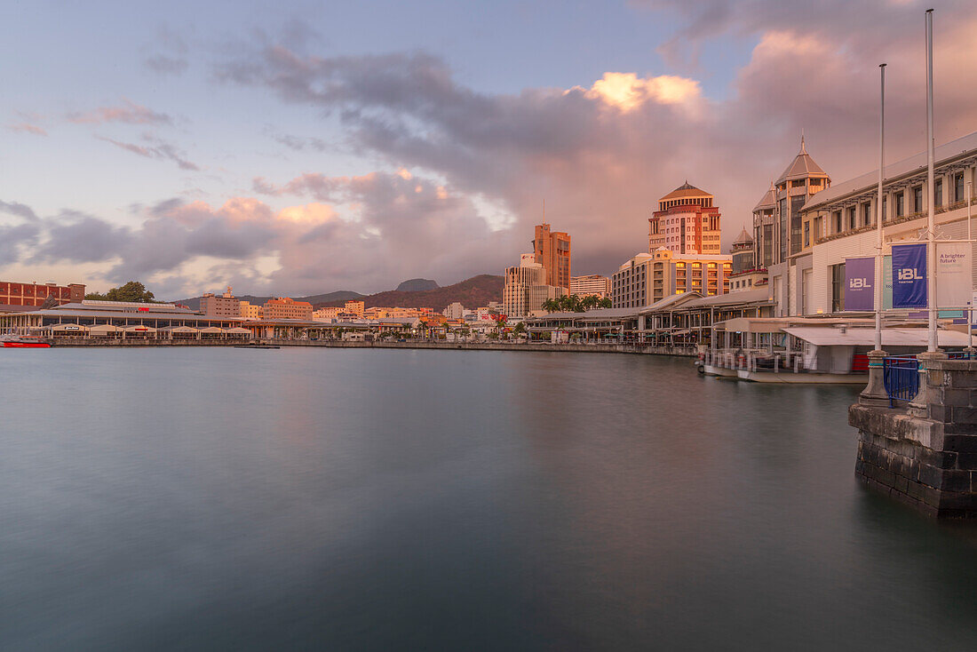 Blick auf die Caudan Waterfront in Port Louis bei Sonnenuntergang, Port Louis, Mauritius, Indischer Ozean, Afrika