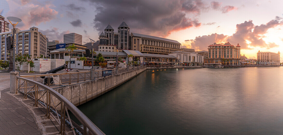 Blick auf die Caudan Waterfront in Port Louis in der Abenddämmerung, Port Louis, Mauritius, Indischer Ozean, Afrika