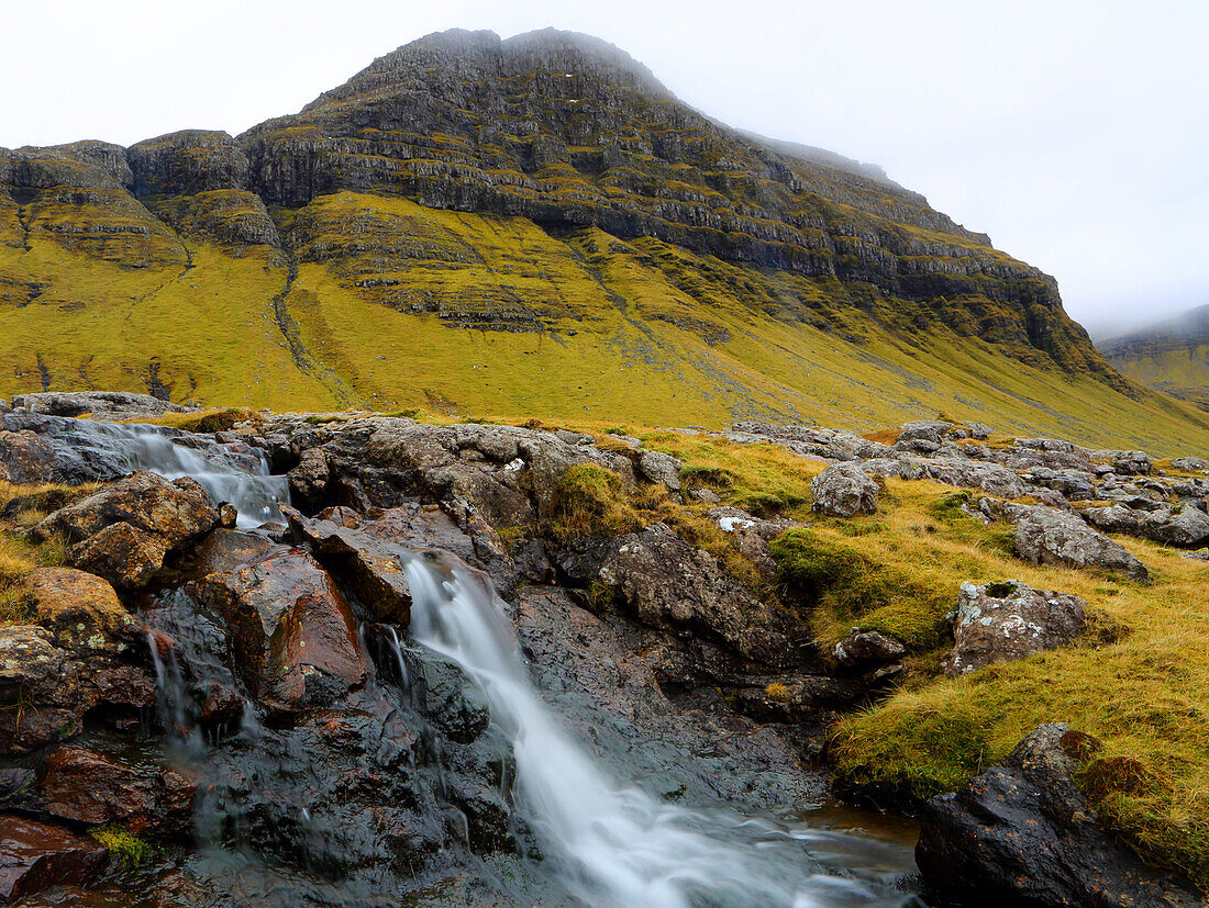 Wasserfall bei Nordradalur, Streymoy, Färöer Inseln, Dänemark, Nordatlantik