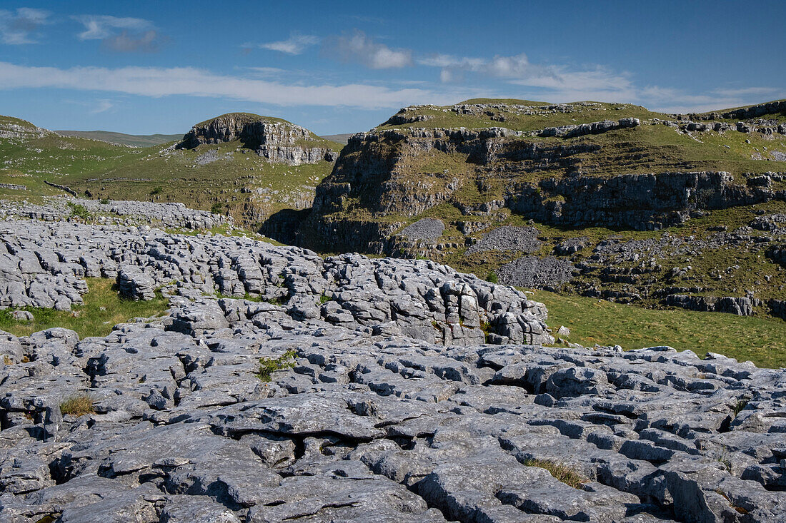 Kalksteinpflaster oberhalb des Watlowes Dry Valley, bei Malham, Yorkshire Dales National Park, Yorkshire, England, Vereinigtes Königreich, Europa