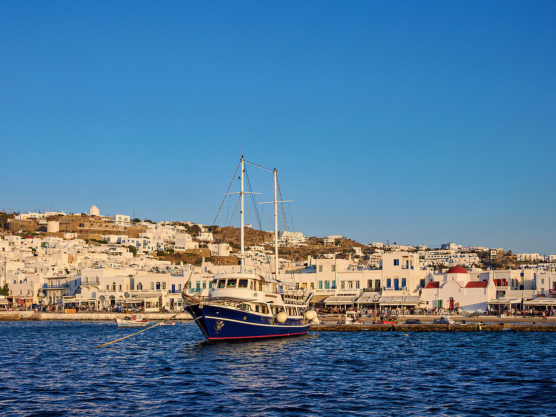 Alter Hafen von Mykonos und Uferpromenade der Chora, Mykonos-Stadt, Insel Mykonos, Kykladen, Griechische Inseln, Griechenland, Europa