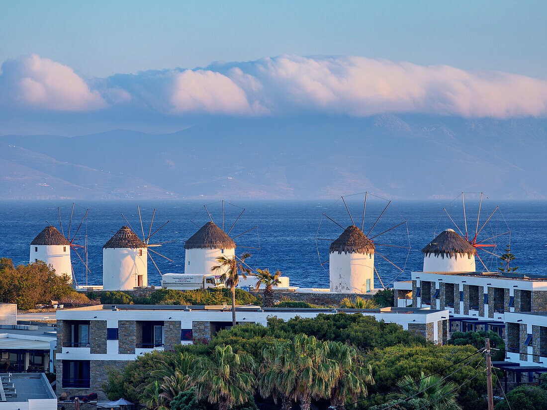 Windmühlen von Chora, Blick von oben, Mykonos-Stadt, Insel Mykonos, Kykladen, Griechische Inseln, Griechenland, Europa