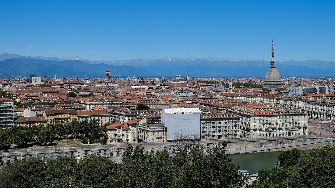 Stadtbild vom Monte dei Cappuccini, einem Hügel, der sich etwa 200 Meter über das rechte Ufer des Po erhebt, im Stadtteil Borgo Po, Turin, Piemont, Italien, Europa