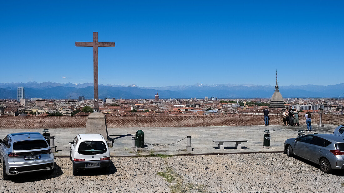 Stadtbild vom Monte dei Cappuccini, einem Hügel, der sich etwa 200 Meter über das rechte Ufer des Po erhebt, im Stadtteil Borgo Po, Turin, Piemont, Italien, Europa