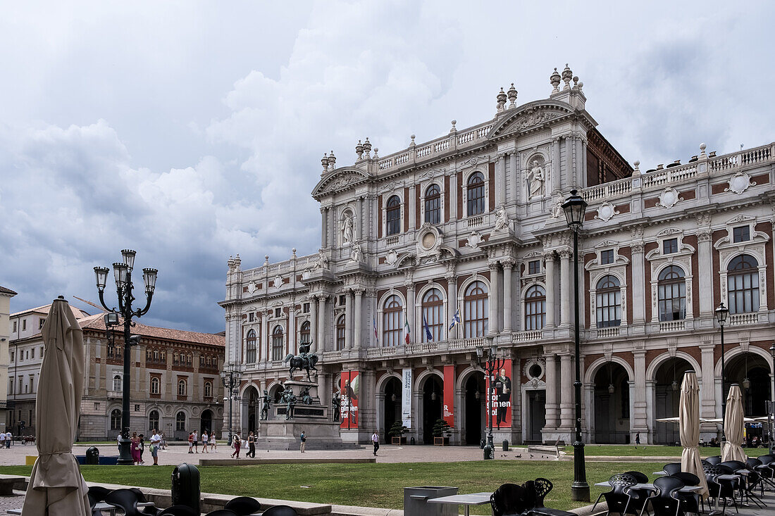 Blick auf die Rückfassade des Palazzo Carignano aus dem 19. Jahrhundert, UNESCO-Weltkulturerbe, in dem das Museum des Risorgimento untergebracht ist, Piazza Carlo Alberto, Turin, Piemont, Italien, Europa