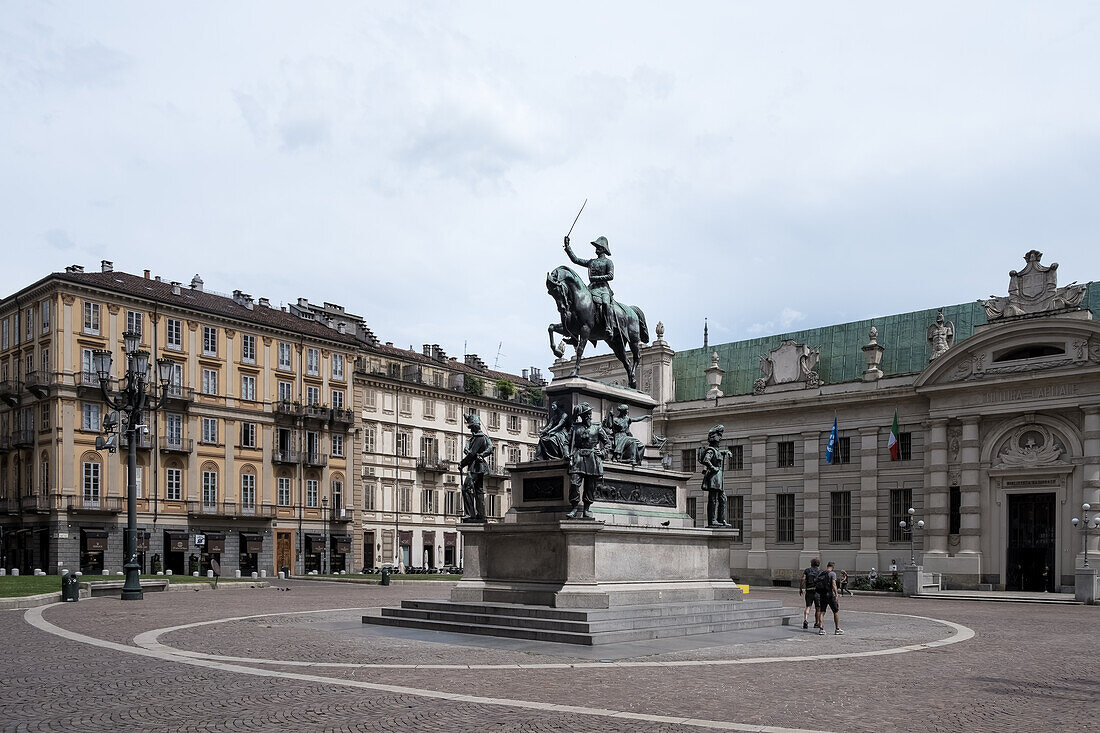 Blick auf das Denkmal von Carlo Alberto auf der Piazza Carlo Alberto mit der Nationalen Universitätsbibliothek von Turin (BNUTO ) im Hintergrund, Turin, Piemont, Italien, Europa