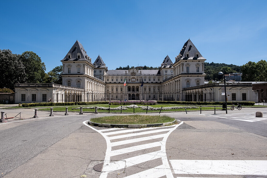 Blick auf das Schloss Valentino (Castello del Valentino), UNESCO-Weltkulturerbe, gelegen im Parco del Valentino, dem Sitz der Architekturfakultät der Polytechnischen Universität Turin, Turin, Piemont, Italien, Europa