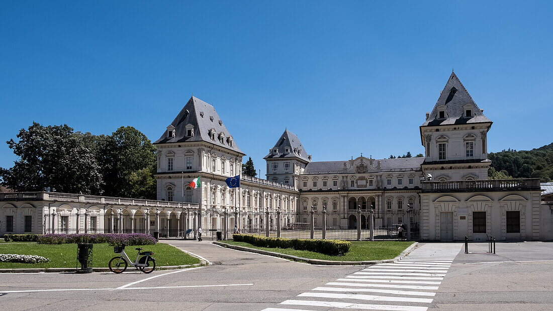 Blick auf das Schloss Valentino (Castello del Valentino), UNESCO-Weltkulturerbe, gelegen im Parco del Valentino, dem Sitz der Architekturfakultät der Polytechnischen Universität Turin, Turin, Piemont, Italien, Europa